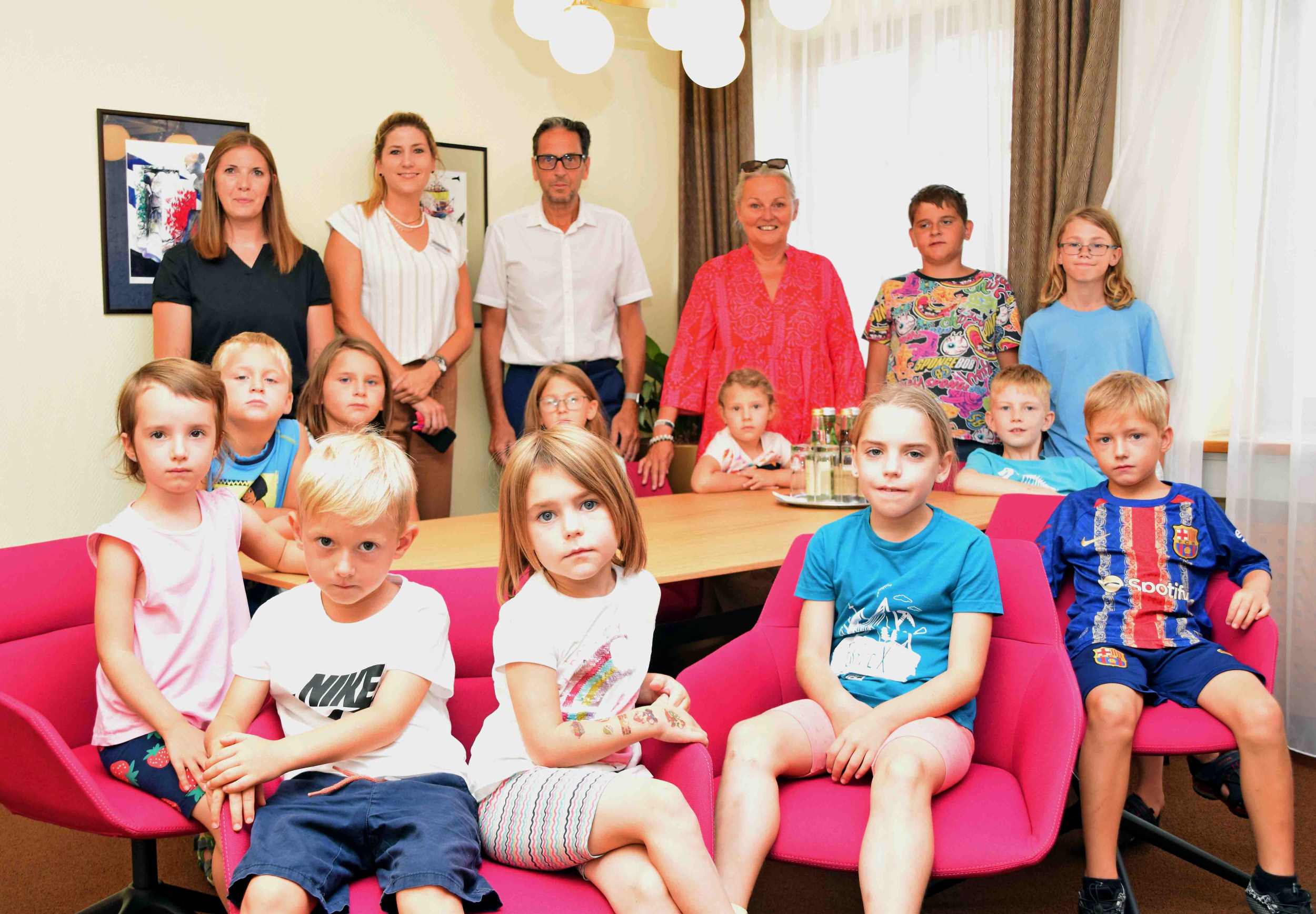 Lina, Daniel, Mona, Tessa, Sebastian, (1.R.v.li.), Eric und Emily, Jasmin, Lena, Niklas, Simon, Sebastian, (2.R.v.li.) mit Julia Müller, Bernadette Hauer, VDir. Helmut Scheidl und StR Maria van Dyck. Foto: Gabriele Hohenegger